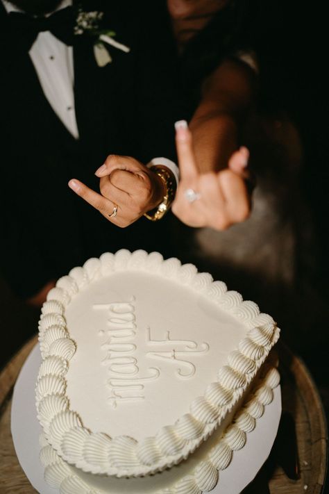 Married AF Wedding Cake Cake Wedding Pictures, Married Af Wedding Cake, Engaged Af Cake, Elope Wedding Cake, Elopement Picture Ideas Courthouse Wedding, Courthouse Wedding Cake, Engagement Cake Photoshoot, Elopement Cake Photos, Married Af Cake