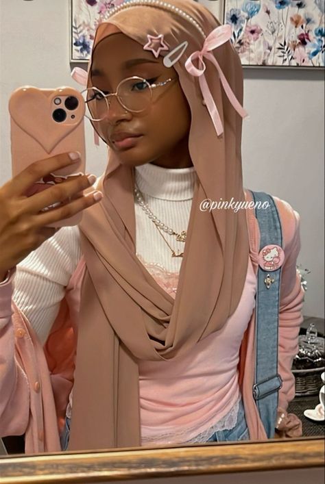 Hijabi Model Photoshoot, Hijab With Clips, Coquette Muslim Outfit, Pretty Hijab Styles, Coquette Hijabi Outfits, Hijab Christian, Coquette Hijab Outfit, Hijab Drawing Reference, Hijabi Accessories