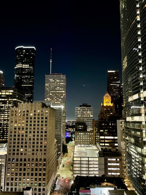 Rooftop downtown houston, big city at night Houston Downtown Apartment, Down Town Houston, Downtown Houston At Night Aesthetic, Houston Aesthetic Wallpaper, Houston City Aesthetic, Houston Downtown Night, Downtown Houston Aesthetic, Downtown Houston At Night, Houston Texas Aesthetic