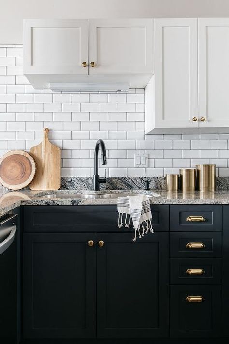 Black Bottom Cabinets, Black Lower Cabinets, Dark Lower Cabinets, White Upper Cabinets, City Kitchen, Kitchen Cupboard Designs, Black Kitchen Cabinets, New Kitchen Cabinets, Scandinavian Kitchen