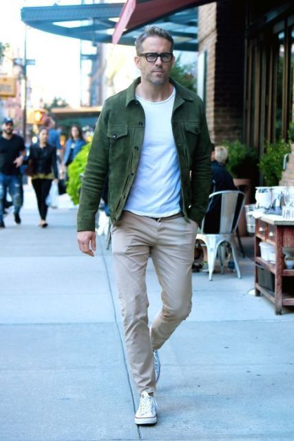 Green jacket with white t shirt and beige pants 30 Year Old Mens Fashion Casual, Ryan Reynolds Style, Casual Look For Men, Dress Code Casual, Smart Casual Dress, Smart Casual Men, Smart Casual Style, Mens Fashion Smart, Smart Casual Outfit