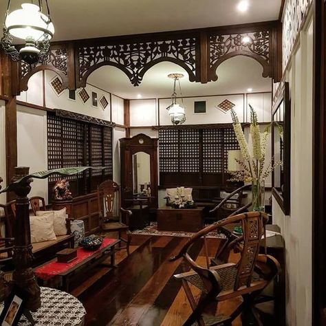 Philippine ancestral house interiors Modern Filipino Interior, Modern Filipino House, Filipino Interior Design, Old House Decorating, Ancestral House, Philippine Architecture, Old House Design, Filipino House, Filipino Architecture