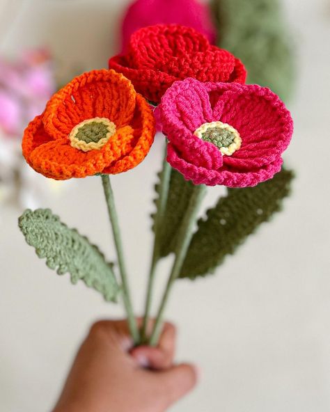 ‘Let the vibrant poppy colours remind you of life’s vivid possibilities.’ Tutorial of these beautiful poppies is up on my YouTube channel(link in bio👆🏻). . . . #crochet #crochetlovers #instacroche #poppy #poppies #flowerslovers #photography #crocheterapia #instagramflowers #instaphotography #artis #craft Flower Photography Ideas, Crochet Poppies, Crochet Vase, Crochet Plants, Crochet Poppy, Crochet Scrubbies, Poppy Color, Market Ideas, Crochet Plant