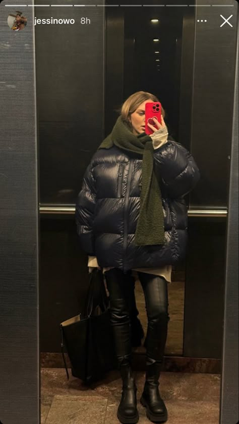 Puffer Jacket Outfit Classy, Coat 2024 Trend, Down Coat Outfit, Shiny Puffer Jacket Outfit, Oversized Puffer Jacket Outfit, Puffer Coat Street Style, Cropped Puffer Jacket Outfit, Puffer Jacket Outfit Winter Style, Oversized Jacket Outfit