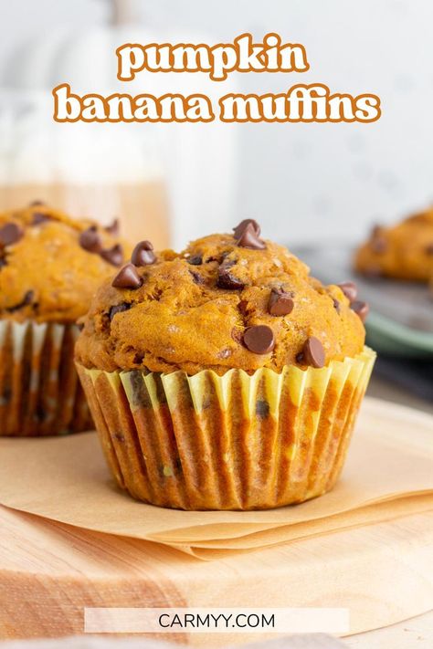 Tender, moist, and fluffy, these pumpkin banana muffins are a delicious way to start the day or as an afternoon snack. Dotted with mini chocolate chips, these soft muffins are loved by both adults and children! No mixer required for these easy muffins! Banana Pumpkin Muffins, Mini Pumpkin Muffins, Mini Banana Muffins, Pumpkin Banana Muffins, Chocolate Banana Muffins, Pumpkin Chocolate Chip Muffins, Banana Muffin Recipe, Pumpkin Banana, Banana Chocolate Chip Muffins