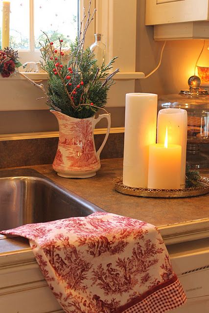 Change flowers in kitchen to evergreens. Love the toile dish towel. Wonder if I could find some in blue or green for my kitchen. Romantic Kitchen, Casa Retro, French Country Christmas, Toile Design, Vibeke Design, Red Toile, French Country Kitchens, French Country Kitchen, Lodge Decor