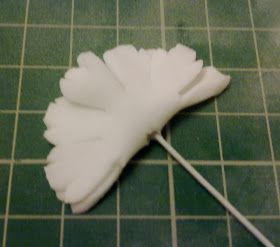 BakerLou: How to make Sugar Carnations, step-by-step tutorial Fondant Rose Tutorial, Birch Tree Cakes, Sugar Paste Flowers, Sugar Flowers Tutorial, Fondant Flower Tutorial, Flower Step By Step, Fondant Rose, Cold Porcelain Flowers, Viking Wedding