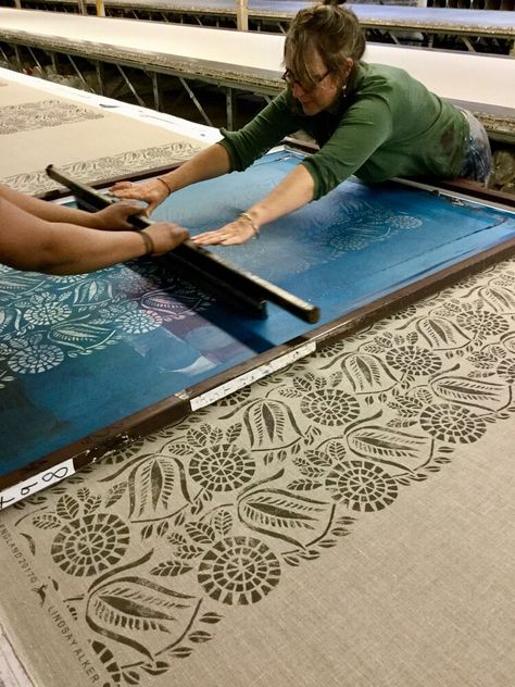 Screen Printing Table, Screen Printing Logo, Sun Motif, Lino Block, Diy Screen Printing, Silkscreen Printing, Traditional Aesthetic, Screen Printing Art, Screen Printing Process