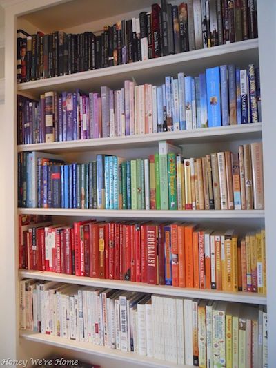 Organizing Kids Books, Styling A Bookcase, Beautiful Bookshelf, Rainbow Order, Bookshelf Organization, Book Organization, Book Storage, Up Book, Clever Hacks