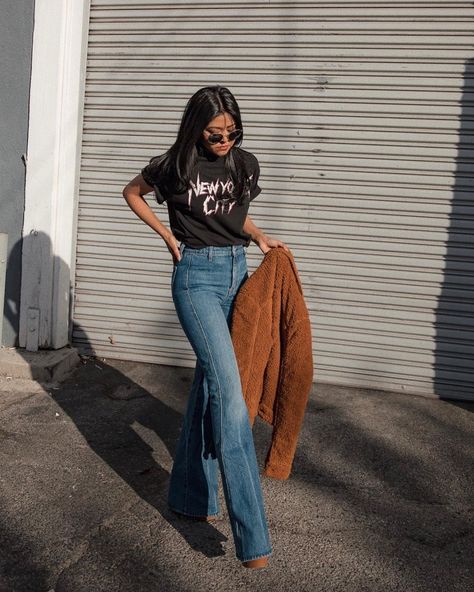 Sheryl Luke on Instagram: “I miss NYC, especially during the holidays. Link to outfit in bio 🙂 http://liketk.it/2IcT6 #liketkit @liketoknow.it” Spring Jean Outfits, Type Of Jeans, Flare Jean Outfit, Bootcut Jeans Outfit, Flare Jeans Outfit, Jeans Outfit Spring, Spring Jeans, Look Boho Chic, Looks Jeans