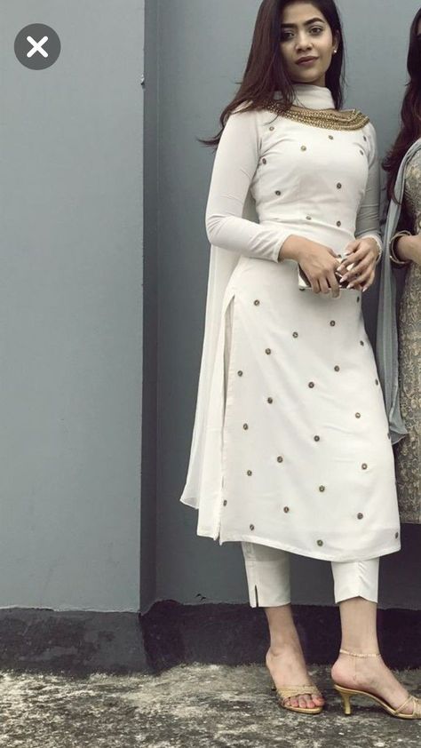 Stylish Kurtis Design, Churidar Designs, Simple Kurta Designs, Simple Kurti Designs, Estilo Real, Long Kurti Designs, Long Dress Design, Salwar Kamiz, Dress Neck Designs