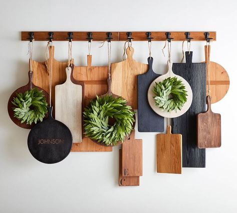 Cutting Boards Wall, Cutting Boards Decor, Organizing Hacks, Inspire Me Home Decor, Deco Floral, Kitchen Redo, Wall Board, Farmhouse Kitchen Decor, Kitchen Makeover