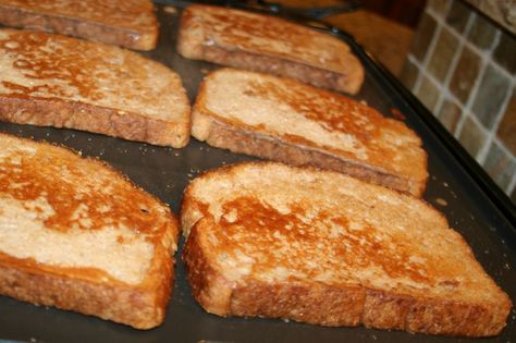 Copycat iHop french toast. I've been looking for a way to make it without making the bread really soggy. Ihop French Toast Recipe, Ihop French Toast, Ihop Food, I Hop Pancake Recipe, French Toast Recipe Cinnamon, Recipe Copycat, Bananas Foster French Toast, I Hop, French Recipe