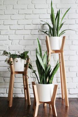 Cactus, yuka, succulentes, les plantes vertes sont les stars de notre déco ! Découvrez nos bons conseils pour les sublimer et créer un véritable jardin d'intérieur ! Cross Planter, نباتات منزلية, Modern Plant Stand, Wooden Plant Stands, Support Plante, Diy Plant Stand, Plant Decor Indoor, Plant Stand Indoor, Plant Stands