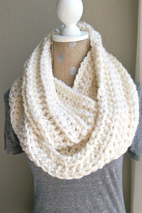 Chunky Scarf Pattern, Crochet Infinity Scarf Free Pattern, Bulky Yarn Crochet, Chunky Yarn Crochet, Chunky Crochet Scarf, Crochet Infinity Scarf Pattern, Bulky Scarf, Zig Zag Crochet, Infinity Scarf Pattern