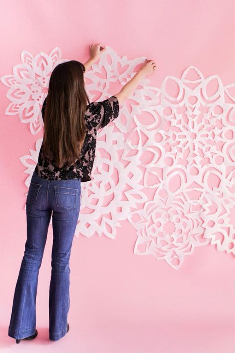 17 Magical Paper Snowflake Craft Projects: Giant Paper Snowflakes Giant Paper Snowflakes, Paper Decorations Diy, Snowflake Craft, Paper Snowflake, Snow Flakes Diy, Christmas Backdrops, Diy Backdrop, Paper Snowflakes, Winter Party