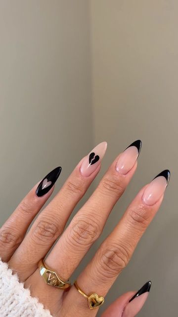 Valentines Nails Black Heart, Black Valentines Day Nails Almond, Black Heart Nail Art, Black Valentines Day Outfit, Heart Naildesign, Black And White Valentine Nails, Black Valentine’s Day Nails, Black Heart Nail Designs, Black Nails Heart