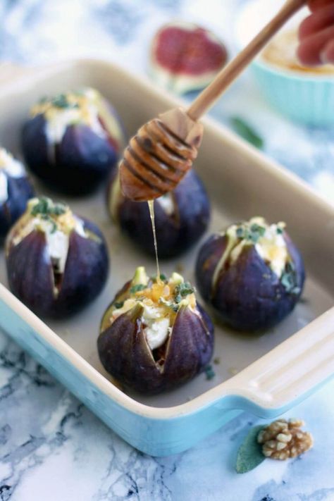 Celebrate fresh figs with 27 of the Best Fig Recipes! Post includes a produce guide and fresh fig recipes including fig jam, baked figs, fig pizza and so much more! #figs #figrecipes #freshfigs Figs With Goat Cheese, Baked Figs, Fall Appetizers Easy, Sage Recipes, Fest Mad, Fall Appetizers, Fig Recipes, Happy Kitchen, Savory Appetizer