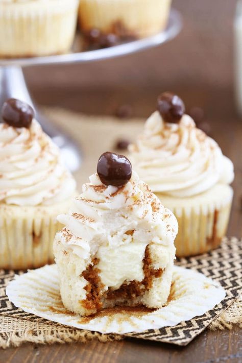 Filled with tiramisu cream and topped with a Kahlua mascarpone buttercream frosting, these Tiramisu Cupcakes are light, fluffy, and absolutely irresistible. Cupcakes To Go, Stuffed Cupcakes, Tiramisu Recipes, Homemade Tiramisu, Tiramisu Cupcakes, Easy Tiramisu Recipe, Eggless Chocolate Chip Cookies, Chocolate Covered Espresso Beans, Tiramisu Dessert