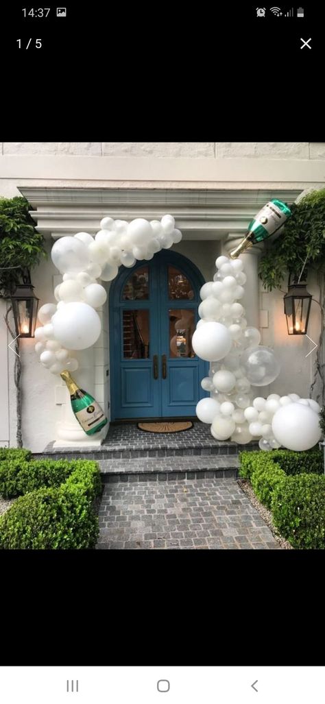 Grad Party Arch Backdrop, Backyard Housewarming Party Ideas, House Warming Balloon Decor, Front Porch Balloon Decor, Ballon Arch Engagement Party, Housewarming Party Balloons, Rehearsal Dinner Balloons, Housewarming Balloon Ideas, Stock The Bar Balloon Arch