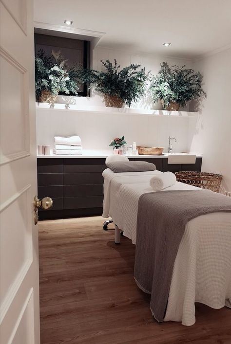 Spa Room Ideas Estheticians, Spa Room Ideas, Massage Room Design, Spa Massage Room, Massage Room Decor, Massage Therapy Rooms, Home Spa Room, Reiki Room, Beauty Room Salon