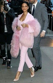 Looks Rihanna, Winter Pastels, Mode Rihanna, Rihanna Outfits, Mode Rose, Winter Outfits Aesthetic, Rihanna Style, Pink Outfits, Dakota Johnson