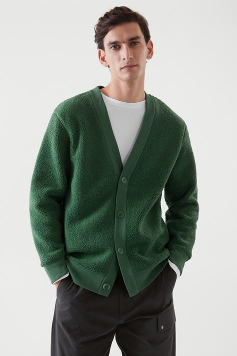 Cardigan Sweater Outfit Men, Dark Green Outfit Men, Green Cardigan Outfit Men, Mens Cardigan Outfit, Cardigan Outfit Men, Green Cardigan Outfit, Cardigan Verde, Dark Green Cardigan, Romantic Boyfriend