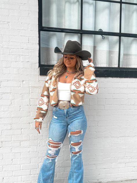 Tassel Shirt Outfits, Western First Date Outfit, Western Fashion Plus Size, Aztec Jacket Outfit, Western Thanksgiving Outfit, Cowgirl Style Outfits Winter, Southern Outfits Women, Cody Johnson Concert Outfit, Cold Western Outfit