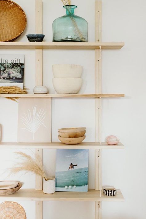 Beach Aesthetic Living Rooms, Minimal Beach House, Minimal House Decor, Beach Shack Decor, Beach Shelf, Decoration Surf, Deco Surf, Surf House Decor, Surf Room