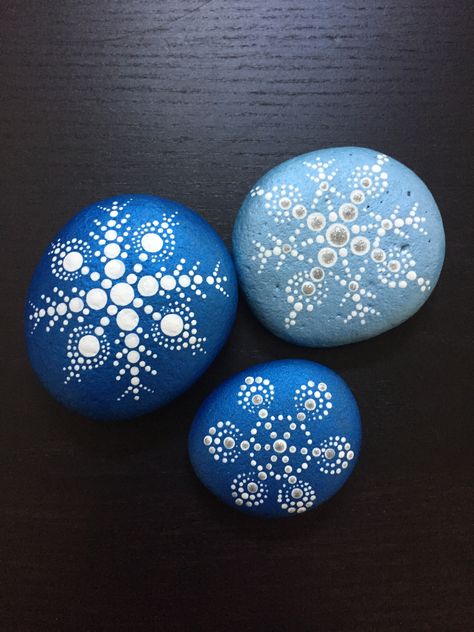 Dance Mandala, Snowflake Dance, Painting Snowflakes, Christmas Mandala, Mandala Painted Rocks, Mandala Rock Art, Painted Christmas Ornaments, Rock Painting Patterns, Mandala Rocks