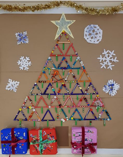 A Christmas Tree display for a Pre-school room. Eyfs Christmas Decorations, Classroom Christmas Tree Ideas, Christmas Charts For School, Christmas Display Boards, Christmas Primary School, Early Preschool, Display Boards For School, Christmas Tree Display, Nativity Play