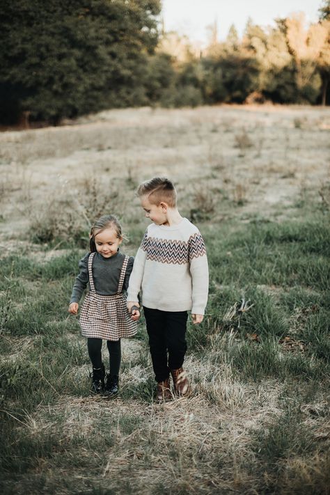 Brother And Sister Outdoor Photoshoot, Brother Sister Fall Photoshoot, 2 Brothers Photography Poses, Little Siblings Photoshoot, Sibling Picture Ideas Brother Sister Photography Poses, Brother Sister Christmas Pictures, Sister Brother Photoshoot, Brother And Sister Christmas Pictures, Sister And Brother Pictures