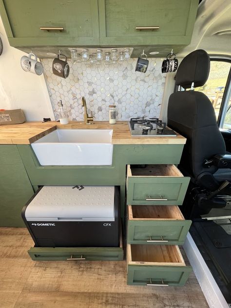 Caravan Aesthetic, Van Conversion Kitchen, Camper Van Kitchen, Diy Van Conversions, Camper Interior Design, Auto Camping, Camper Build, Camper Van Ideas, Van Storage