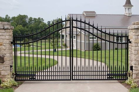 One of my fav. Automatic gates and favorite farm.comors in background... Driveway Gate Diy, House Front Gate, Entrance Gates Driveway, Metal Driveway Gates, Estate Gates, Home Fencing, Fence Gate Design, House Main Gates Design, Modern Gate