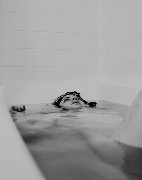 Bathtub Shoot, Bathroom Photoshoot, Bathtub Photography, Deep Books, Bath Photography, Reflection Photography, Shotting Photo, Photographie Inspo, Conceptual Photography