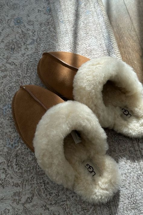 Ugg Scuffette Slippers Outfit, Slipper Aesthetic, Ugg Platform Outfit, Outfit Ugg Boots, Aesthetic Slippers, Ugg Slippers Outfit, Ugg Scuffette Slippers, Camel Shoes, Asos Outfit