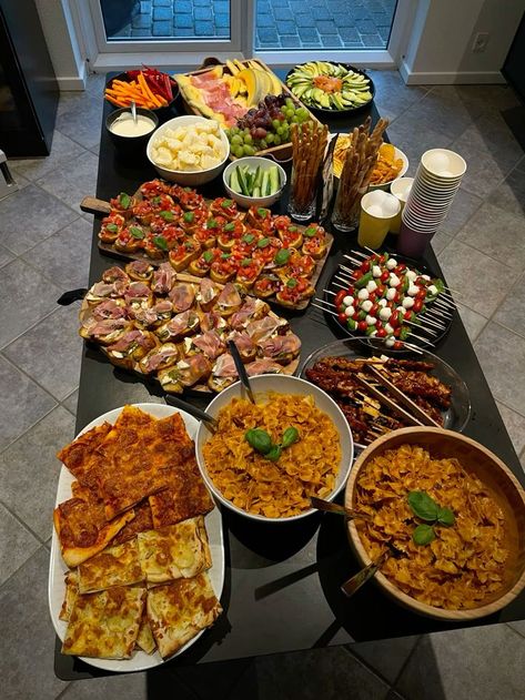 Food Parties Ideas, 18th Birthday Dinner Party Decorations, Cute Food Setups, Classy Party Snacks, Party Plates Food, Boujee Party Food, 25 Birthday Dinner Ideas, Big Dinner Ideas Parties, Catered Dinner Party Food Ideas