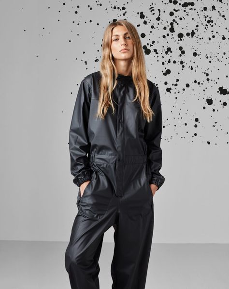 Jorn No1 SS17 Rain Wear by Emma Jorn for Ilse Jacobsen Rainwear Boots, Rain Fashion, Sports Jackets Women, Waterproof Clothing, Outfit For Travel, Ilse Jacobsen, Fashion Attire, Jumpsuit Fashion, 2016 Fashion