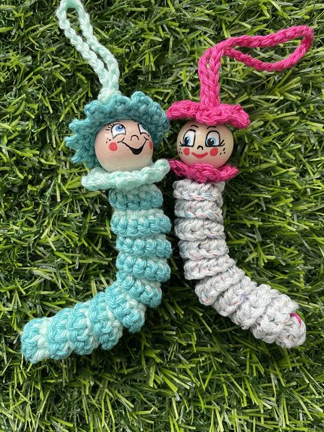 Worm Crafts, Worry Worm, Christmas Knitting Patterns Free, Crochet Doll Tutorial, Loom Knitting Projects, Christmas Knitting Patterns, Crochet Blog, Learn How To Crochet, Quick Crochet