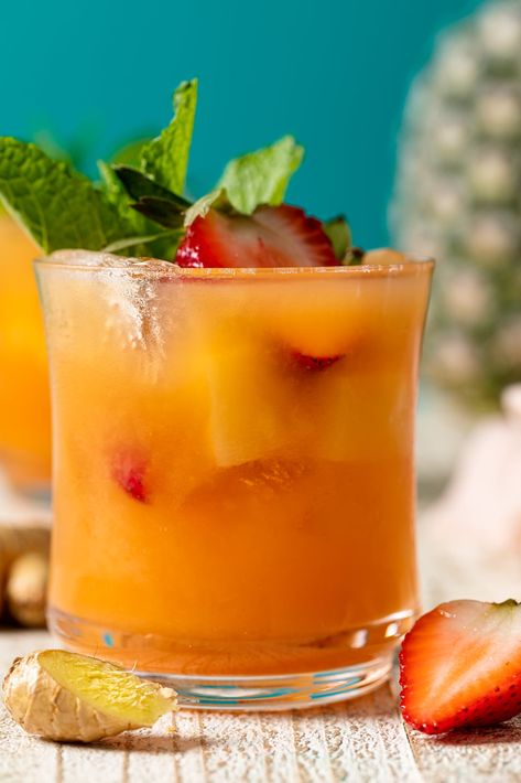 Jamaican Rum Punch, Punch Mocktail, Jamaica Drink, Jamaican Drinks, Rum Punch Recipe, Fruit Punch Recipe, Jamaican Cuisine, Mocktail Recipes, Caribbean Rum