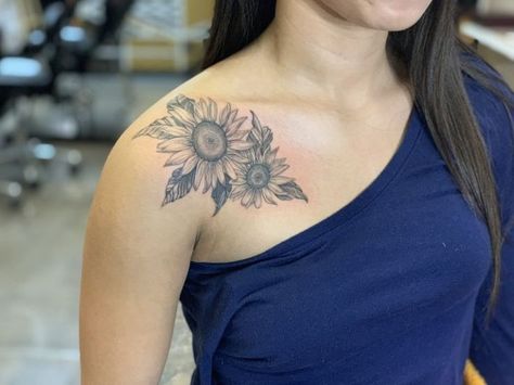 10 Best Sunflower Tattoo Ideas - Top Beauty Magazines Sternum Tattoos, Tattoo Sunflower, Shoulder Cap Tattoo, Sunflower Tattoo Sleeve, Sunflower Tattoo Shoulder, Sunflower Tattoo Small, Tattoo Shoulder, Bone Tattoos, Flower Tattoo Shoulder