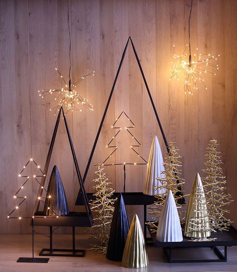 Black Silver Gold Christmas Decor, Industrial Christmas Tree Decorations, Christmas Decor Black And Gold, Gold Black Christmas Decor, Crismas Tree Ideas, Gold And Black Christmas Decor, Masculine Christmas Decor, Black Christmas Decor Ideas, Crismas Ideas Decoration