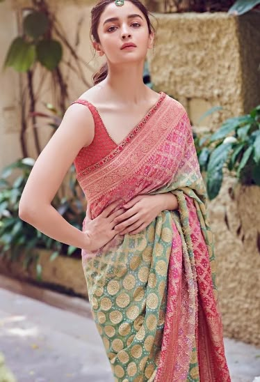 Checkout the designer Bandhani sarees that will give you perfect look for festive season. Orang India, Weaving Fabric, Bollywood Designer Sarees, Pengantin India, Indian Sari Dress, Dye Techniques, Gaun Fashion, Indian Saree Blouses Designs, Indian Fashion Saree