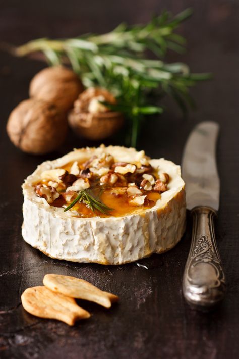 Baked Brie Honey, Baked Camembert, Baking With Honey, Baked Brie, Läcker Mat, Finger Food, Cheese Recipes, Brie, Appetizer Snacks