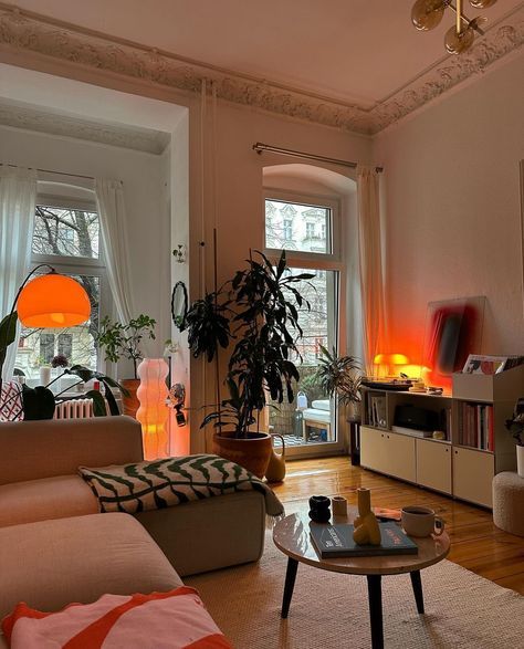 Post Modern Studio Apartment, Grey Walls Apartment, Warm Eclectic Living Room, Sydney Apartment, Nyc Dream, La Apartment, Retro Apartment, Room Revamp, Aesthetic Apartment