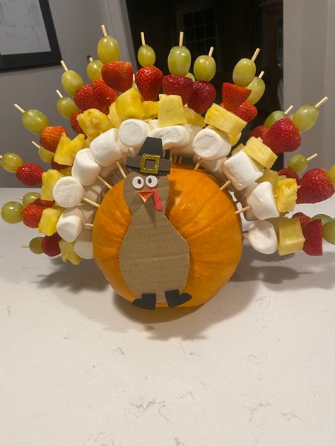 Thanksgiving Food Crafts, Fruit Turkey, Thanksgiving Fruit, Thanksgiving Candy, Thanksgiving Snacks, Easter Decorations Table, Thanksgiving Dinner Table, Thanksgiving Menu Ideas, Thanksgiving Recipes Side Dishes