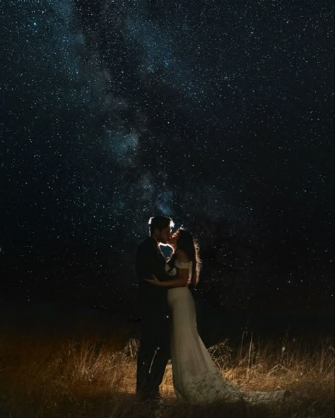 Night Wedding Shoot Photo Ideas, Wedding Photos With Lights, Wedding Under Stars, Married Under The Stars, Dusk Wedding Photos, Nightime Wedding Outdoor, Starry Night Engagement Photos, Night Aesthetic Wedding, Proposal Under The Stars