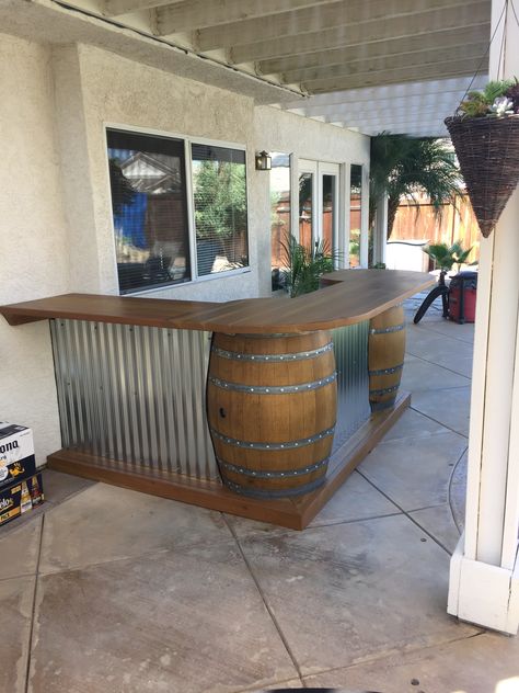 Wine Barrel Bar Wine Barrel Bar, Design Per Patio, Diy Outdoor Bar, Bar In Casa, Barrel Decor, Wine Barrel Furniture, Barrel Bar, Outside Bars, Outdoor Kitchen Bars