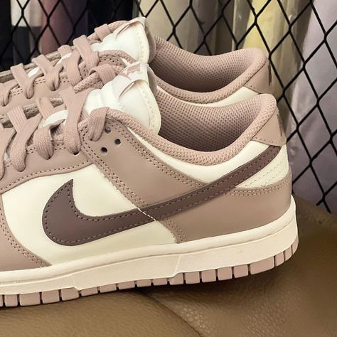 Diffused taupe dunks Follow us for more ! 👟 Credit🎥 : (all rights reserved to original owner) _____________________________________________ .⁣ .⁣ .⁣ . #nikedunk #nikeuk #sneakers #airjordan #londonfashion #sneakersforsale Phone Decoration, Nike Dunks, London Fashion, Sneakers For Sale, All Rights Reserved, Follow Us, Air Jordans, Nike, The Originals