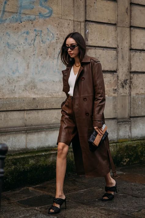 PFW Day 1 | Best Street Style at Paris Fashion Week Fall 2020 | POPSUGAR Fashion Photo 80 Outfit Ideas Shorts, Outfit Ideas For Church, 2020 Street Style, New Street Style, Moda Paris, Bermuda Short, Plunge Dress, Streetstyle Fashion, Street Fashion Photography